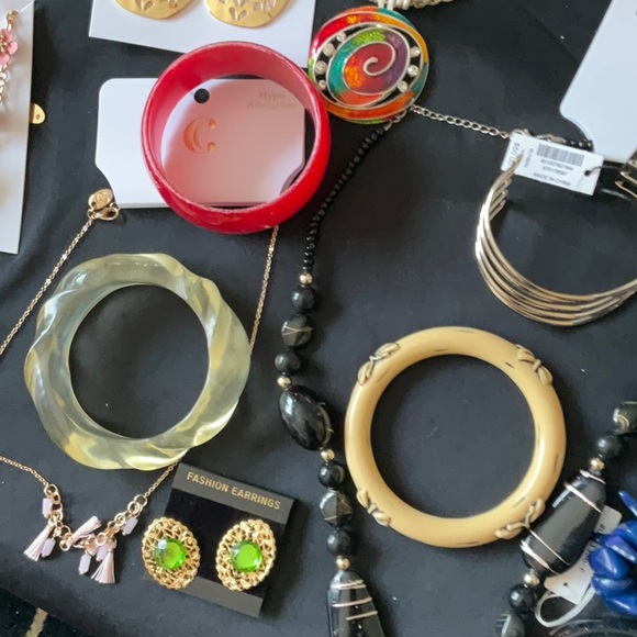 Silverfox Jewelry, 25 Assorted, Earrings, Bracelets, Necklaces for $30 🌺❣️🌺❣️ - Picture 7 of 8